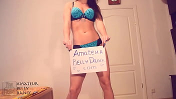 Sexy, heißes, athletisches und getöntes Tanzmodelvideo in Dessous-Bikinis