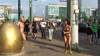 La caliente Agnes y la loca Linda desnudas en la vía pública