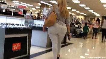 Candid - Milf latina en jeans blancos paseando por el centro comercial