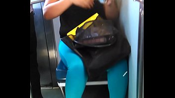 1 - Bella ragazza della metropolitana in scarpe da ginnastica che mostrano una fantastica scollatura