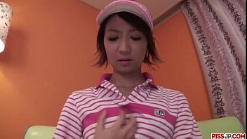 La sportive japonaise Miriya Hazuki glisse ses jouets dans la chatte