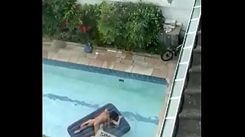 Flagra coppia intrecciare in piscina a Sao Paulo Brasile