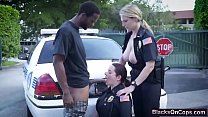 彼らが逮捕した黒人の男に激しく犯された厄介で巨乳の警察の娼婦