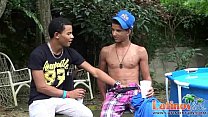 Zwei lateinamerikanische Schwule gehen runter und dreckig am Pool
