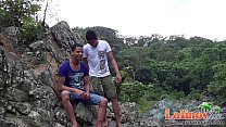 Due ragazzini latini succhiano cazzi tra le rocce