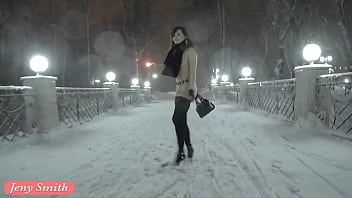 Jeny Smith spaziert nackt im Schneefall durch die Stadt
