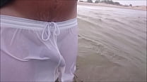 Ver a través de pantalones cortos en la playa