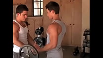 Deux gars droites dans la salle de fitness