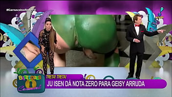 Cu verde Ju Isen mostra demais enquanto faz agachamento ao vivo na RedeTV