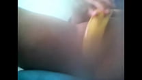 2 ma putain se masturbe avec une banane