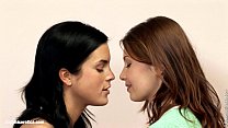Les amants lesbiens chauds Jackie et Kay en train de baiser à Sapphic Erotica - Lesbian Pleasu