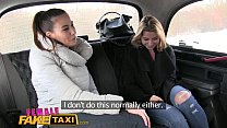 Femme Faux Taxi Les lesbiennes tchèques sexy et maigres avec de superbes seins s'amusent dans un taxi