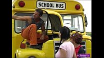 Две молодые школьницы трахают счастливого водителя автобуса