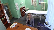 Paciente loira natural fode com médico em seu consultório