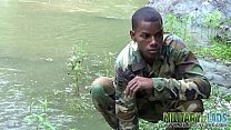 Soldat minet coq fort au bord de la rivière