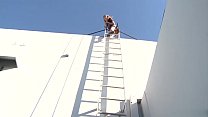 La coquine Nicole Ray baise le stud Bill Bailey sur le toit d'un immeuble