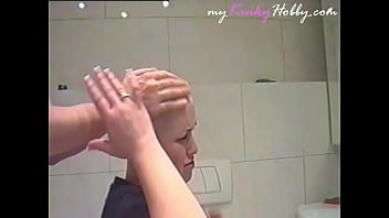 myKinkyHobby.com Video: Headshave und Cumshot der Kinkest Friseur Studentin