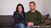 Gata incrivelmente linda e seu namorado participando de uma festa de swingers