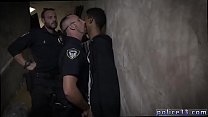 Sospechoso gay de policía desnudo en fuga, obtiene una profunda condena por verga