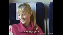 Tschechische Straßen Blondes Mädchen im Zug