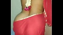 bhabhi en saree rouge exposant