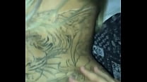 Bionda tatuata che dà una Luscious Part2