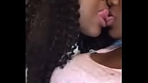 Lésbicas negras se beijando