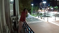 Orinando en público al aire libre desde un balcón en América