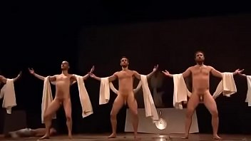 Männer tanzen nackt