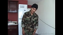 Latino Homosexuell Soldat spielt mit seinem Schwanz
