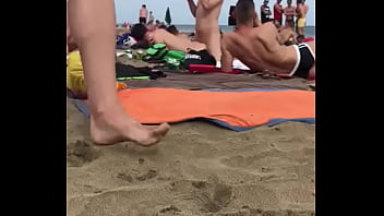 Baiser sur la plage nudiste gay