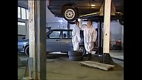Donna di alta classe avvitata dai meccanici nel garage