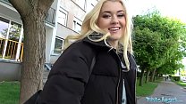 Public Agent Hot blonde Studentin gefickt Doggy Style im Wald für Bargeld