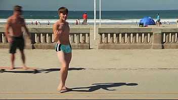 Twink bailando en la playa con speedo bulge / Nuevo traje de baño bailando en la playa