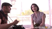Die heiße Mylene Johnson hat Hardcore-Sex in der Öffentlichkeit in Paris