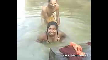 desimasala.co - Jeune fille se baignant dans la rivière avec une presse à seins - DesiMasala