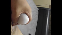 Latino masturbándose con Tenga Egg