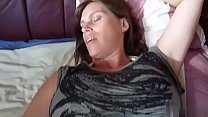 Mulher morena mostrando sondas de aliança no cu
