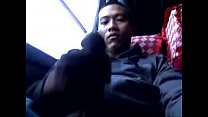 indonésio gay sacudindo ao ar livre no ônibus