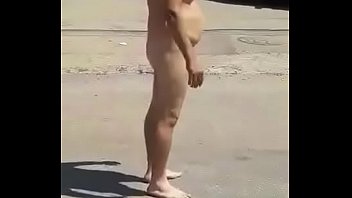 homem correndo nu na rua