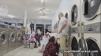 Robando bigtit follada en la lavandería