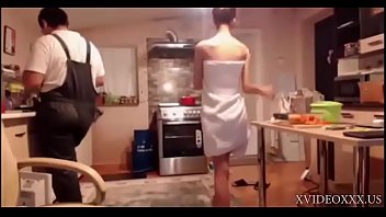 Morena cachonda seduce a un trabajador maduro y chupa su polla en la webcam - xvideoxxx.us