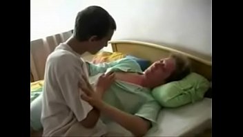 Un garçon de 19 ans baise la grand-mère de son ami