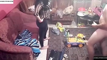 Câmera espiã registrando casal transando na sala de estar