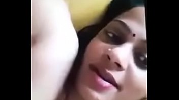 Тетушка Desi Mallu трахает пальцами и показывает сиськи, утечка видео в WhatsApp
