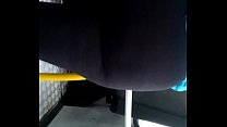 Пухлая блондинка с горячими хвостами в автобусе