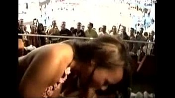 Les spectateurs regardent Guy Fuck Girl au stade de sport