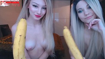 Deux copines sexy sucent des bananes :) (webcam, chaturbate, bongacams)