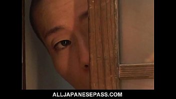 Великолепная японская пума Нана Нанами намыливает свое сексуальное тело