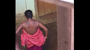 Desi village horny bhabhi nude bath show caught by hidden cam
